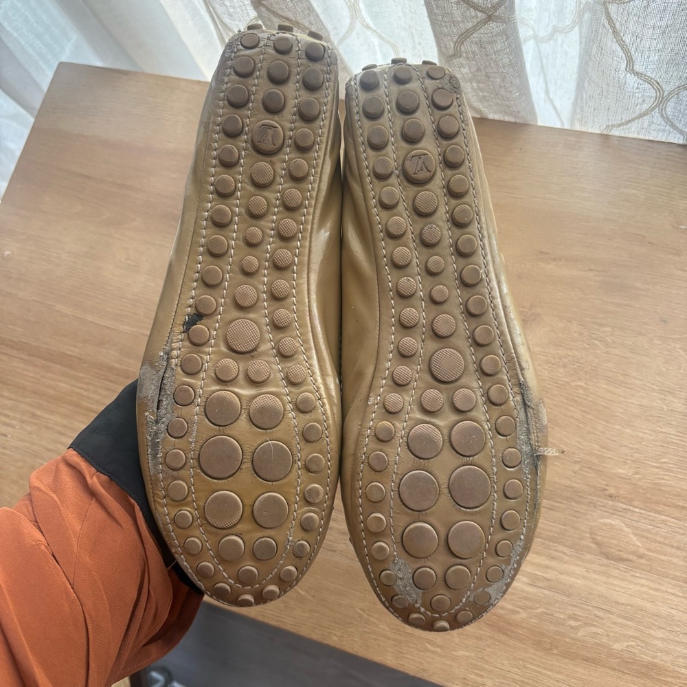 Louis Vuitton Gold Leather Ballet Flats with Signature LV Accent Size 40 - Picture 5 of 11